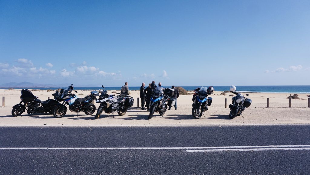 Motorradgruppe macht eine Pause während der Kanarische Inseln Motorradtour